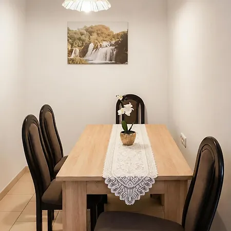 2 Bedroom Lovely In * ヴィル