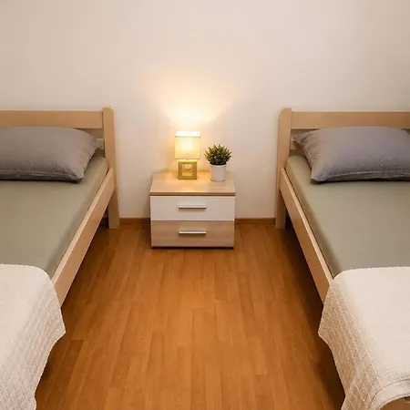 2 Bedroom Lovely In アパート